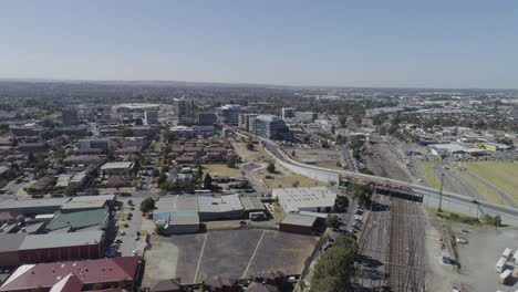 descenso aéreo en dandenong que muestra los desarrollos más grandes y la infraestructura detallada y el transporte público que mueve a la gente