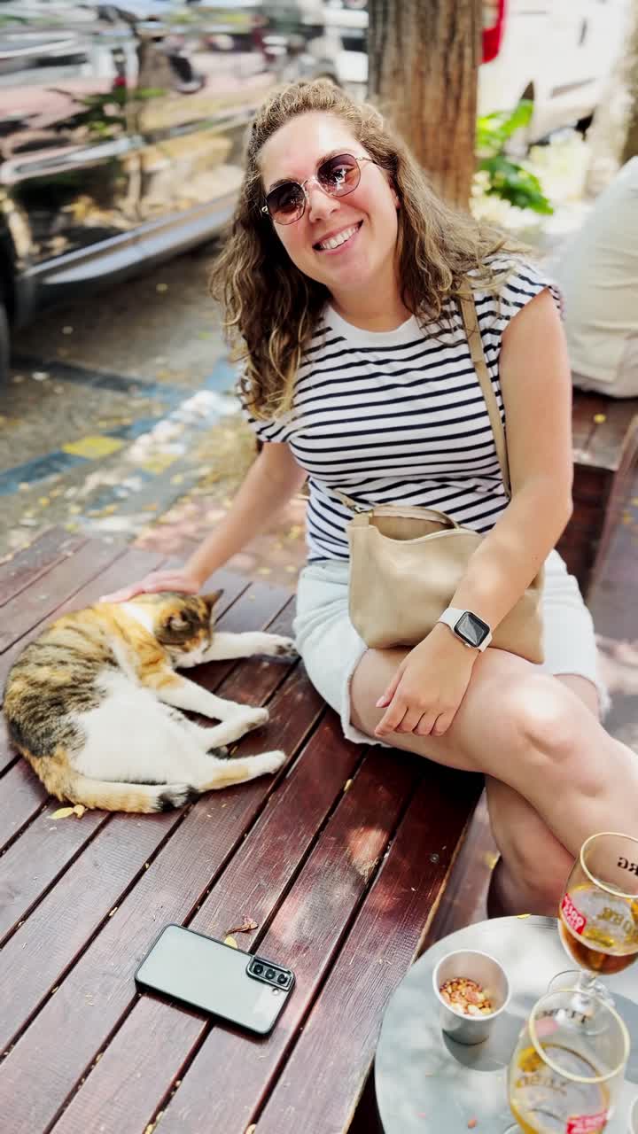 Scena di Strada ad Atene: Turista e Gatto Amichevole