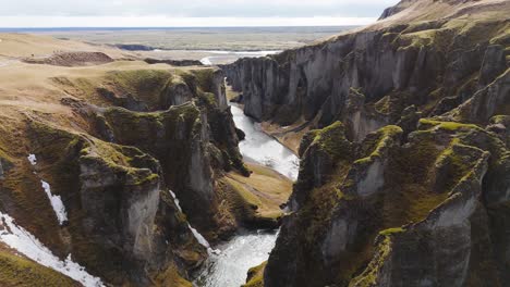 Raue-Und-Zerklüftete-Landschaft-Des-Fjadrargljufur-Canyon-In-Der-Isländischen-Natur