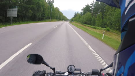 punto de vista de un conductor de motocicleta en una carretera sueca