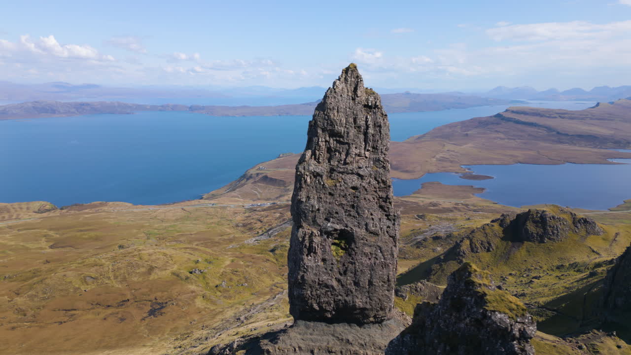 aérea rodeando al anciano de storr, el sonido de raasay en el fondo