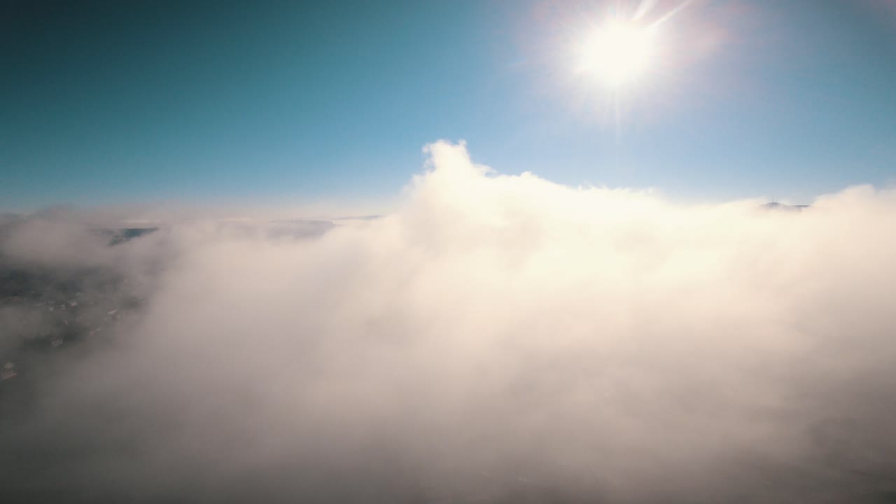 들판 위의 일부 이른 아침 fpv 비행