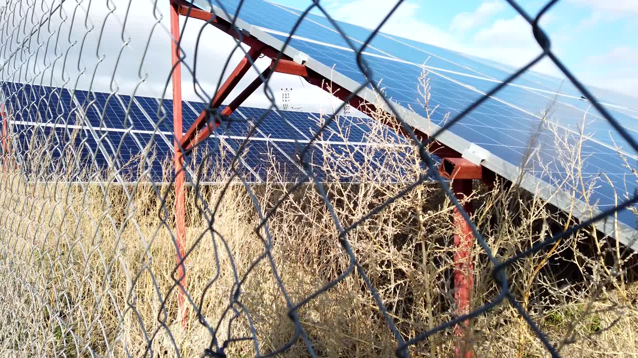 paneles solares detrás de la vista panorámica de la cerca