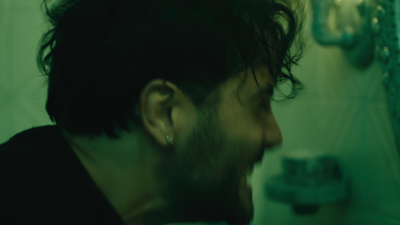 un hombre furioso grita en un espejo