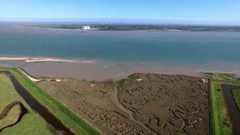 Vista-Panorámica-De-Las-Marismas-En-El-Río-Blackwater-Por-Tollesbury-Marina-En-Essex,-Reino-Unido