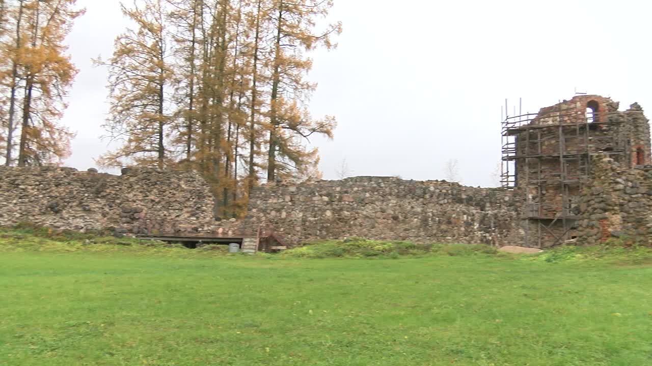 ruinas del castillo de la orden de livonia en ergeme durante el otoño.