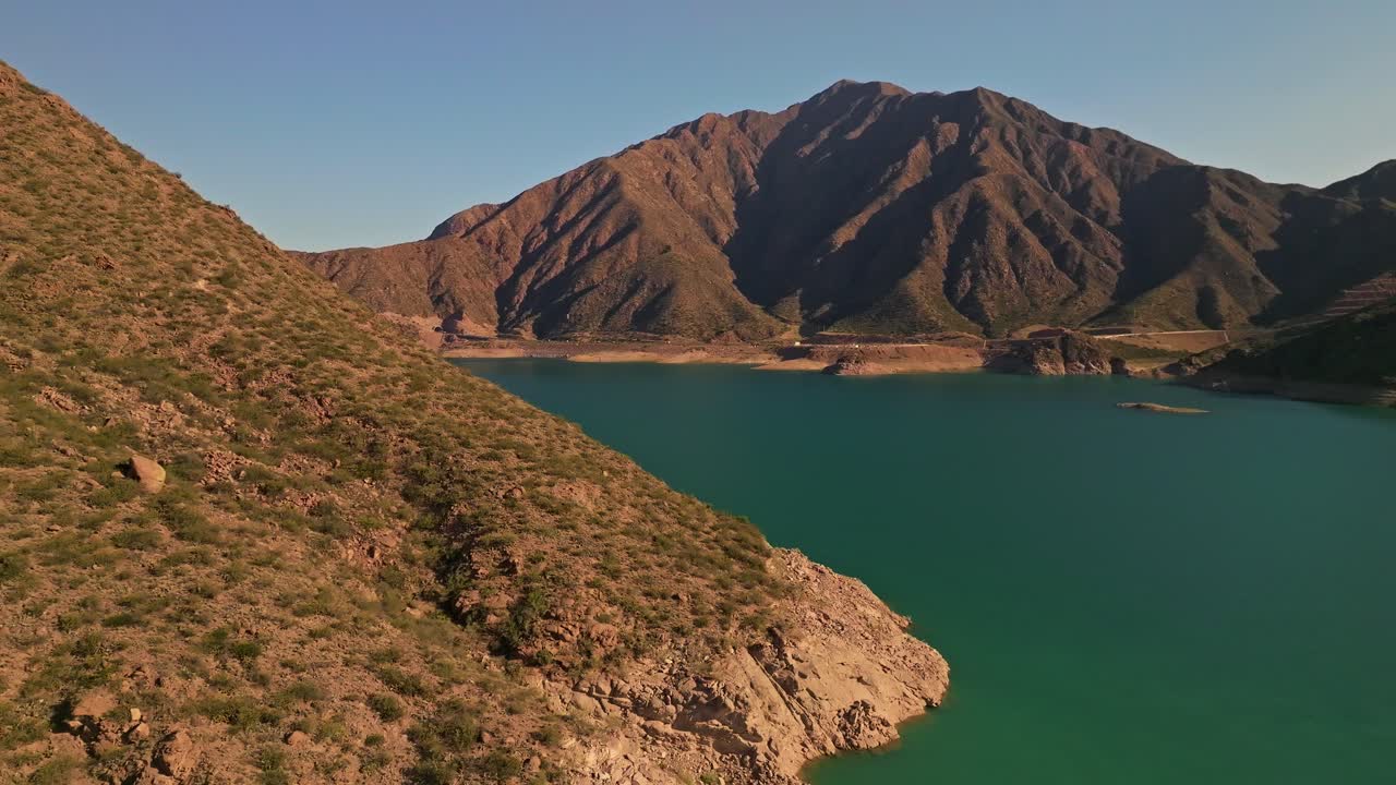 tiro inclinado descendente de la impresionante cordillera y el lago en mendoza, argentina