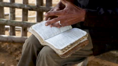 granjero leyendo la biblia durante el tiempo de trabajo