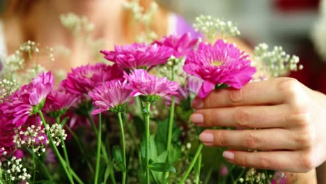 florista femenina haciendo un ramo de flores