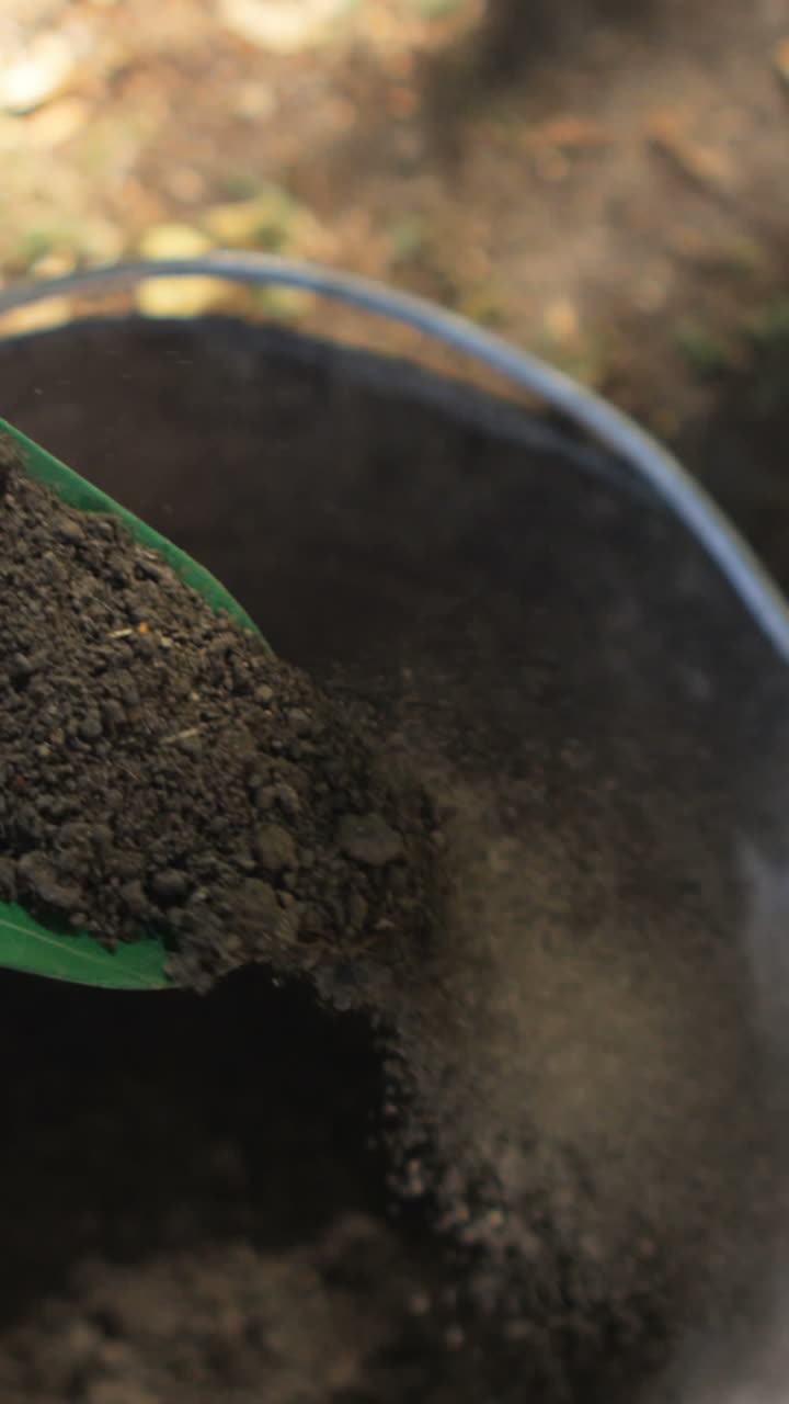 primer plano de un jardinero usando una paleta