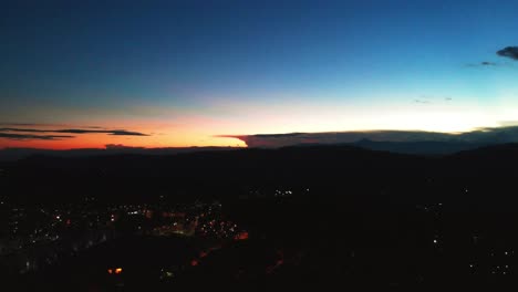 toma aérea de la puesta de sol con relámpagos