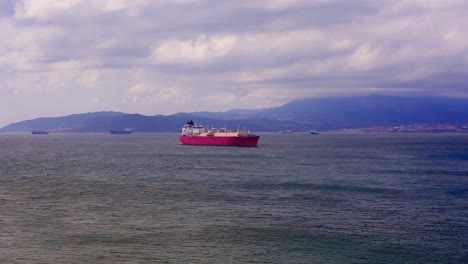 plano general de la bahía de gibraltar con buques de carga en el mar