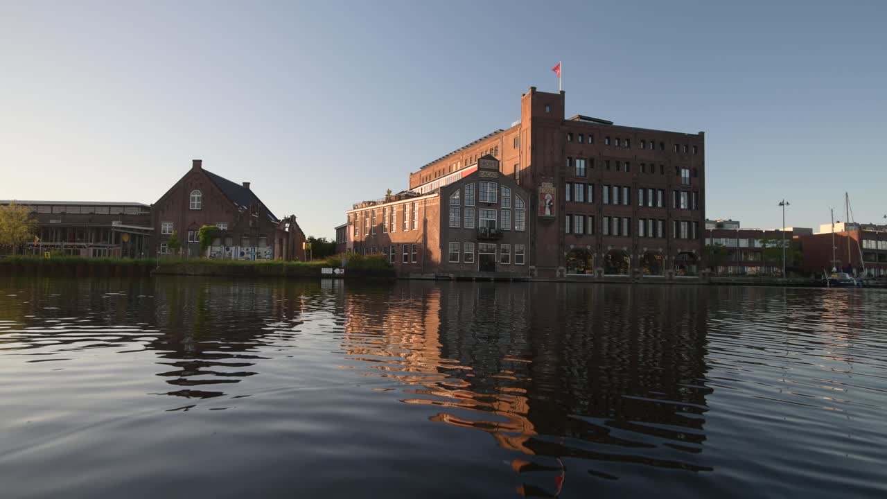 la fábrica de chocolate droste es histórica en la ciudad de haarlem.