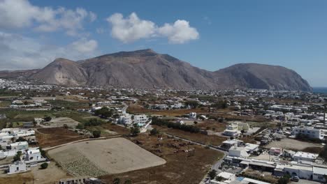 Un-Día-Caluroso-Mirando-Hacia-Las-Montañas-En-Santorini