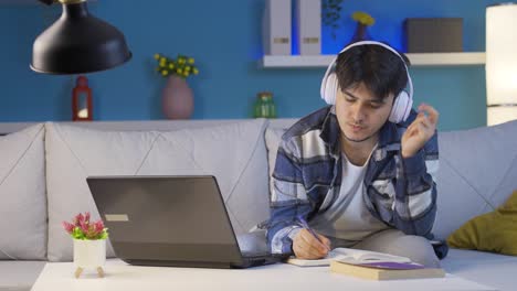 Estudiante-Masculino-Escuchando-Música-Y-Estudiando-Por-La-Noche.