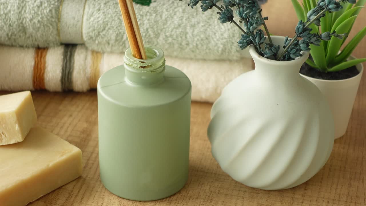 Afslappende badeværelsesindretning med lavendel og sæbe