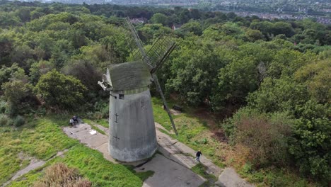 bidston hill nieczynny wiejski młyn odrestaurowany tradycyjny drewniany żagiel wiatrak birkenhead widok z lotu ptaka