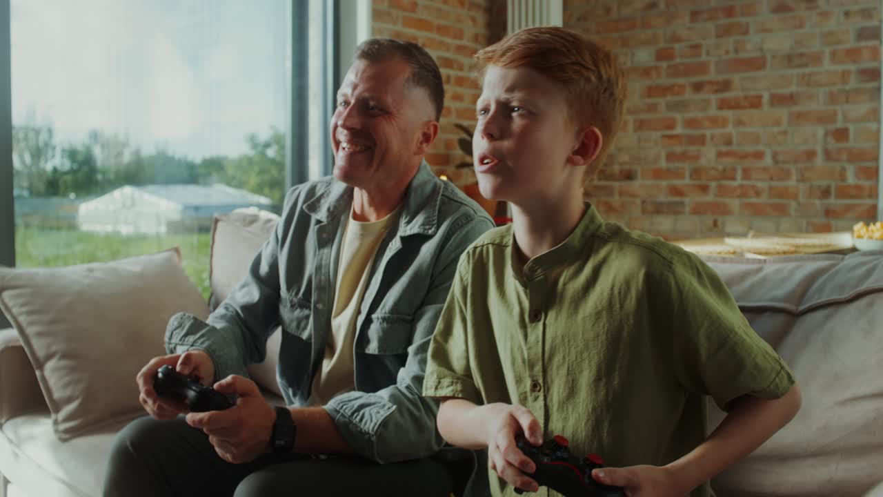 아버지와 아들이 함께 비디오 게임을 하고 있다
