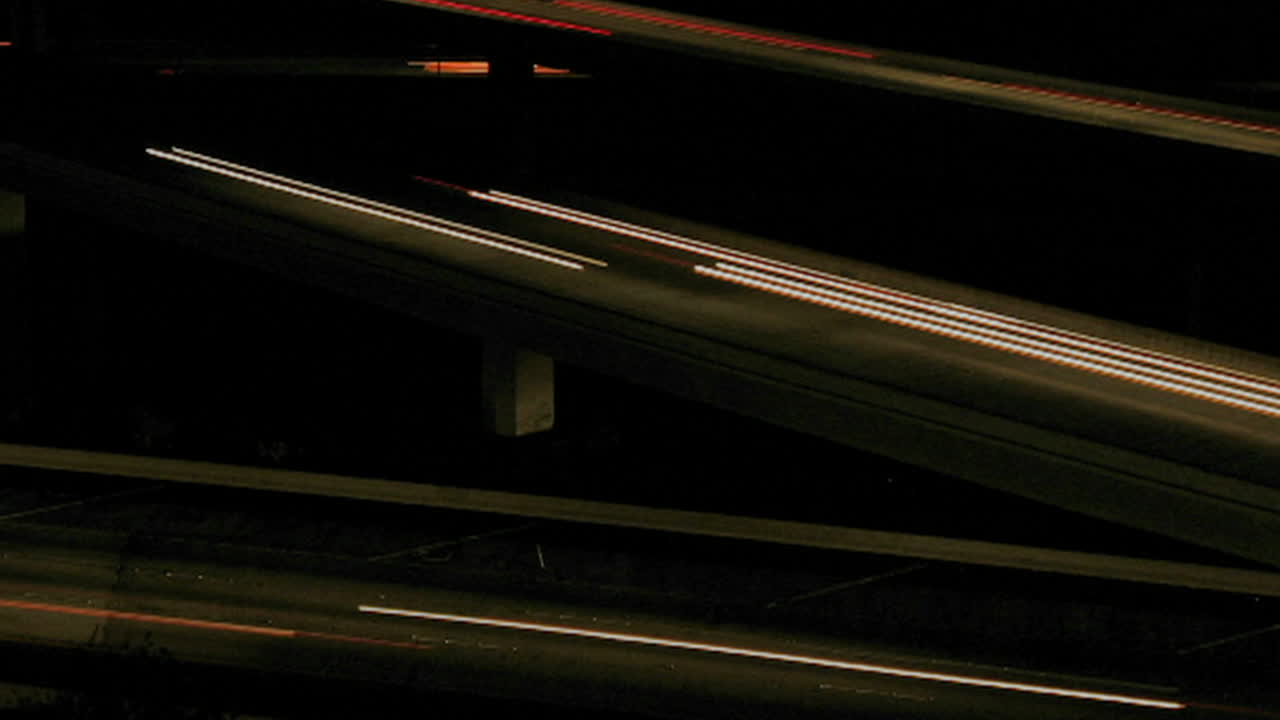 los vehículos circulan por una autopista de noche en cámara rápida 3