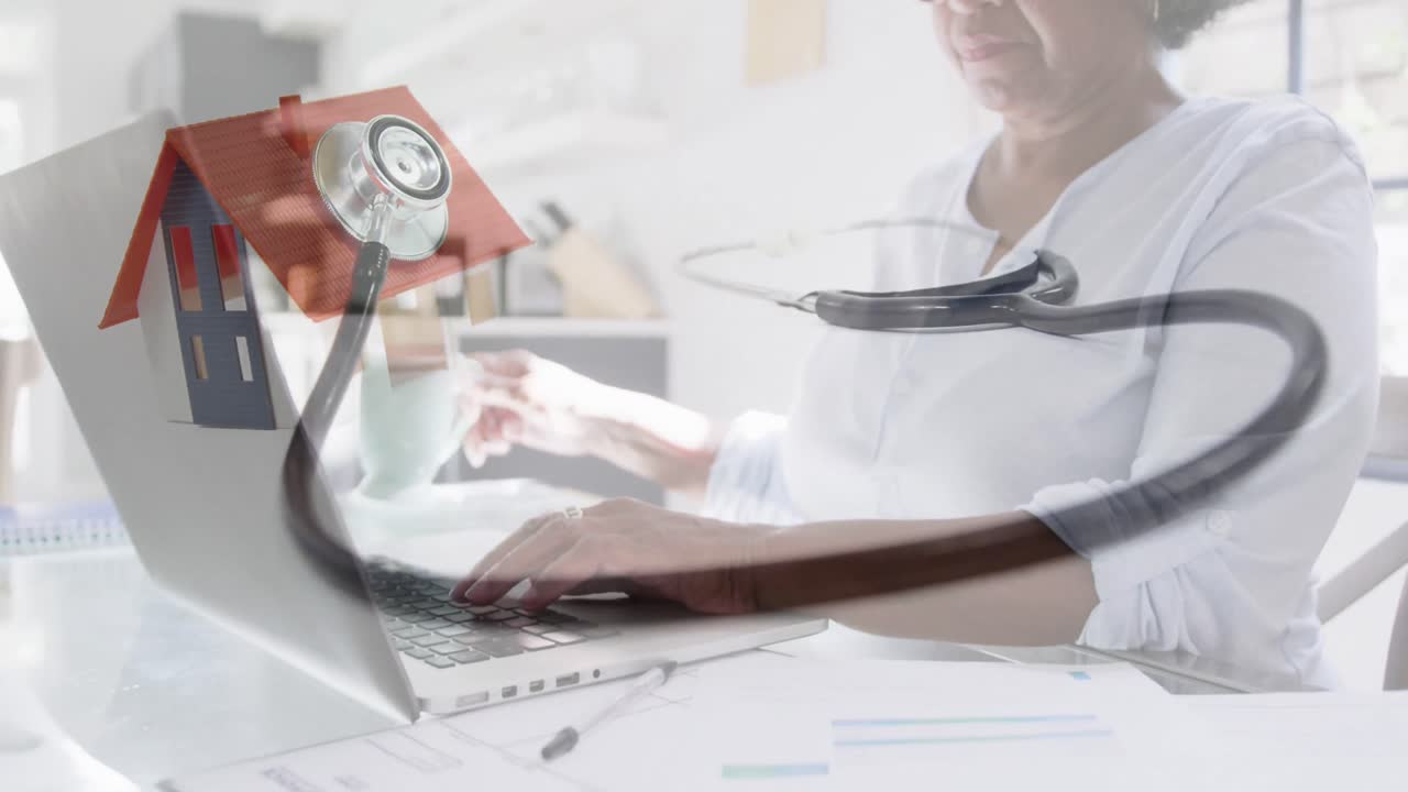 집에서 노인 여성이 노트북을 사용하는 가정 모델과 함께 스테토스코프의 애니메이션