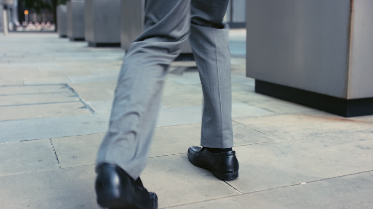 contemporáneo funky hombre de negocios caucásico bailarín de calle bailando freestyle en la ciudad