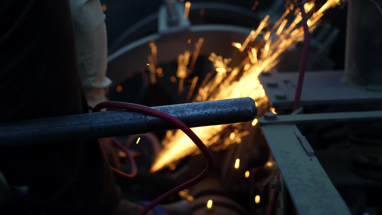 macinazione dei metalli, macinazione interna con una ruota abrasiva su un fuso ad alta velocità di una macinatrice circolare.