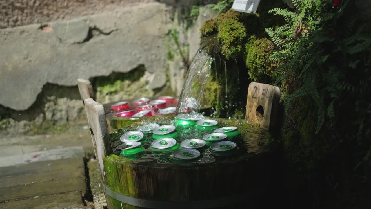 역사적인 물 분수 에서 식음료 를 마시며