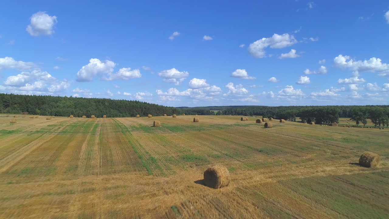 volando sobre balas de heno en un campo