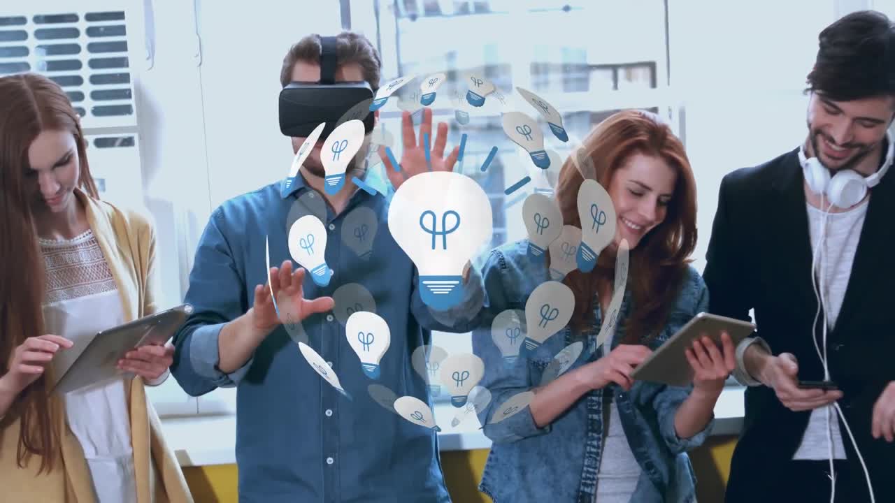 personas que usan diferentes dispositivos y bombillas