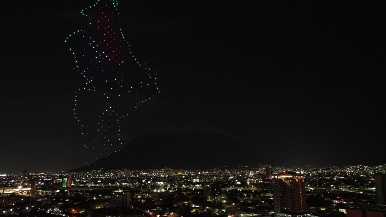 멕시코 몬테레이 시의 독립기념일 드론 쇼 멕시코 9 월 메인 플라자