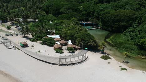 un río alimentado por un manantial desemboca en el océano en los patos, república dominicana