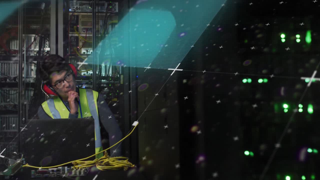 animación del procesamiento de estadísticas sobre un ingeniero informático asiático con una computadora portátil por un servidor informático