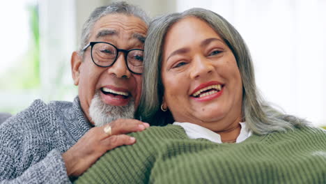 Remoto,-Felicidad-Y-Pareja-De-Ancianos-En-El-Sofá-Mirando