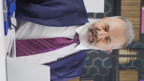 vídeo vertical de un viejo hombre de negocios aburrido mirando a la cámara y suspirando.