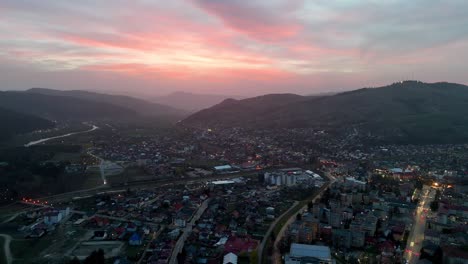 Cielo-Ardiente-Al-Atardecer-Visto-Desde-Un-Dron-Sobre-Una-Ciudad