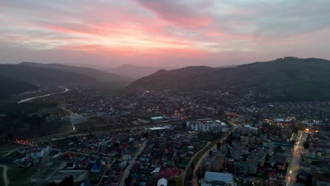 cielo ardiente al atardecer visto desde un avión no tripulado por encima de una ciudad