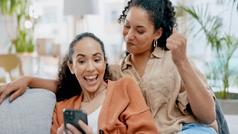 Teléfono,-Ganadora-Y-Pareja-De-Lesbianas-En-El-Sofá-Chocan-Los-Cinco