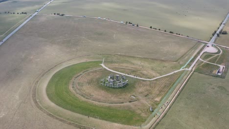 dolly cinematográfico hacia adelante, panorámica hacia abajo, toma aérea de un dron de stonehenge, reino unido