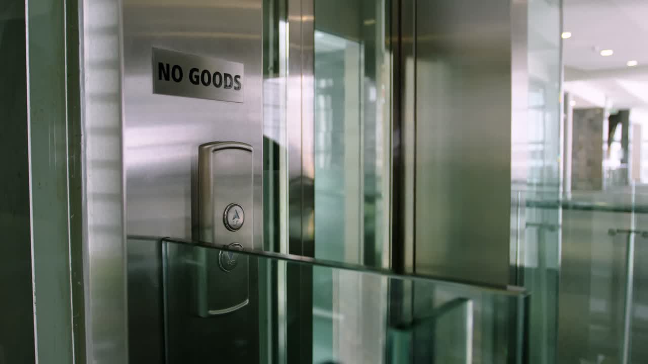 лифт поднимается вверх в офисе 4k