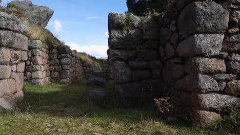 Journeying-Through-the-Splendid-View-of-Cusilluchayoc-El-Templo-de-Los-Monos-in-Cusco-District,-Peru---Aerial-Pan-Right