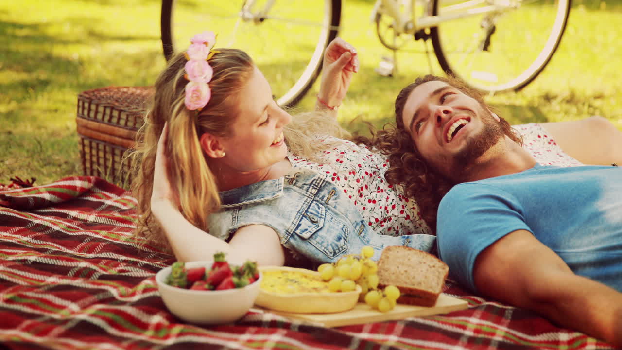 Coppia carina che fa un picnic in formato 4K di alta qualità.