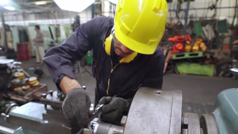 Trabajador-De-Fábrica-Inteligente-Usando-Máquina-En-Taller-De-Fábrica