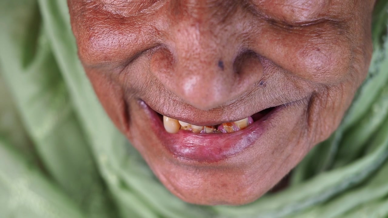 Primo piano di una donna anziana sorridente