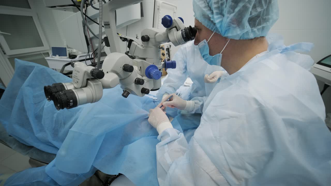 수술팀은 현대적인 기술, 최신 장비, 현미경을 사용하여 현대적인 클리닉에서 스트라비즘 수술을 수행합니다.