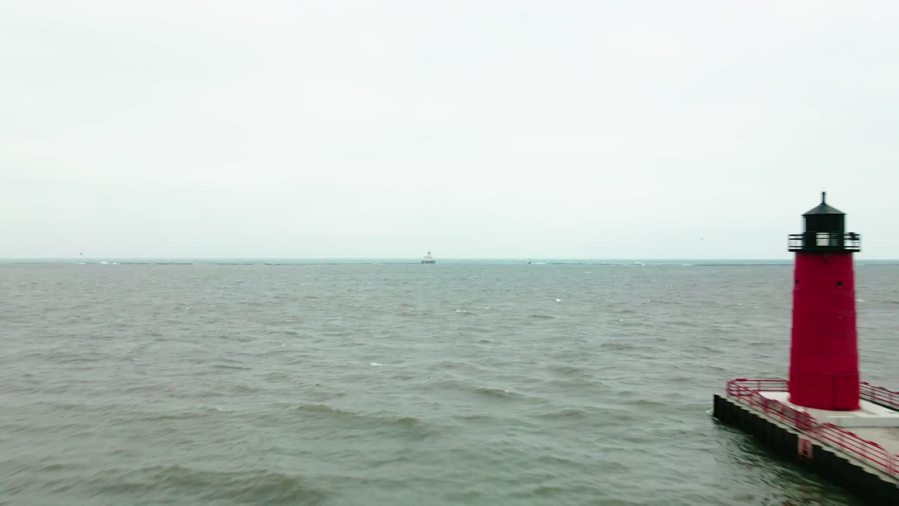 노스 포인트 등대의 영화 같은 항공: 미시간 호수 위스콘신 주 밀워키의 역사적인 해양 보물