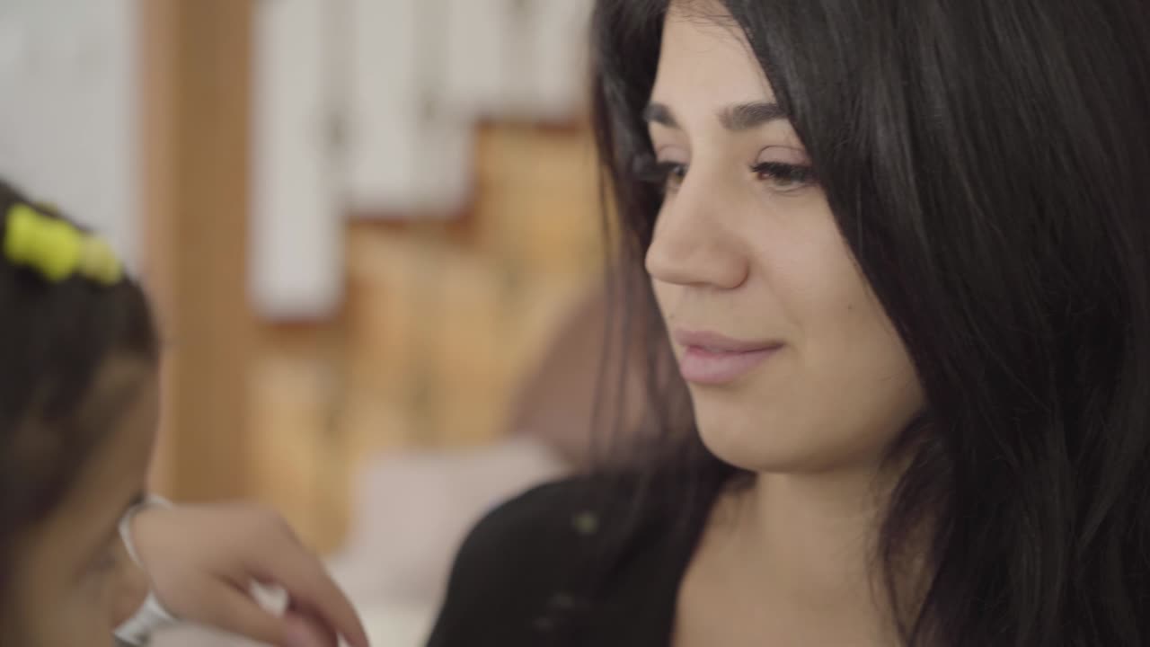 retrato de una hermosa madre de oriente medio jugando con sus lindos hijos y sonriendo
