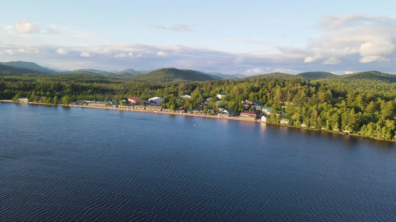 가족이 함께 모여 연결된 뉴욕 호숫가에 있는 일련의 건물의 공중 촬영
