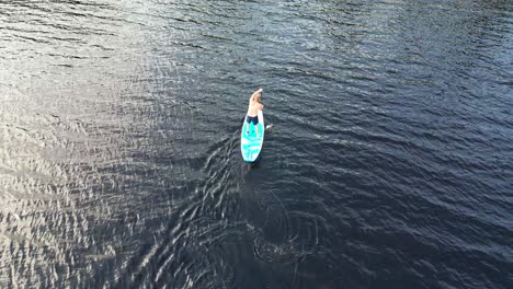 vista aérea de un hombre surfeando en el lago en dalarna, suecia