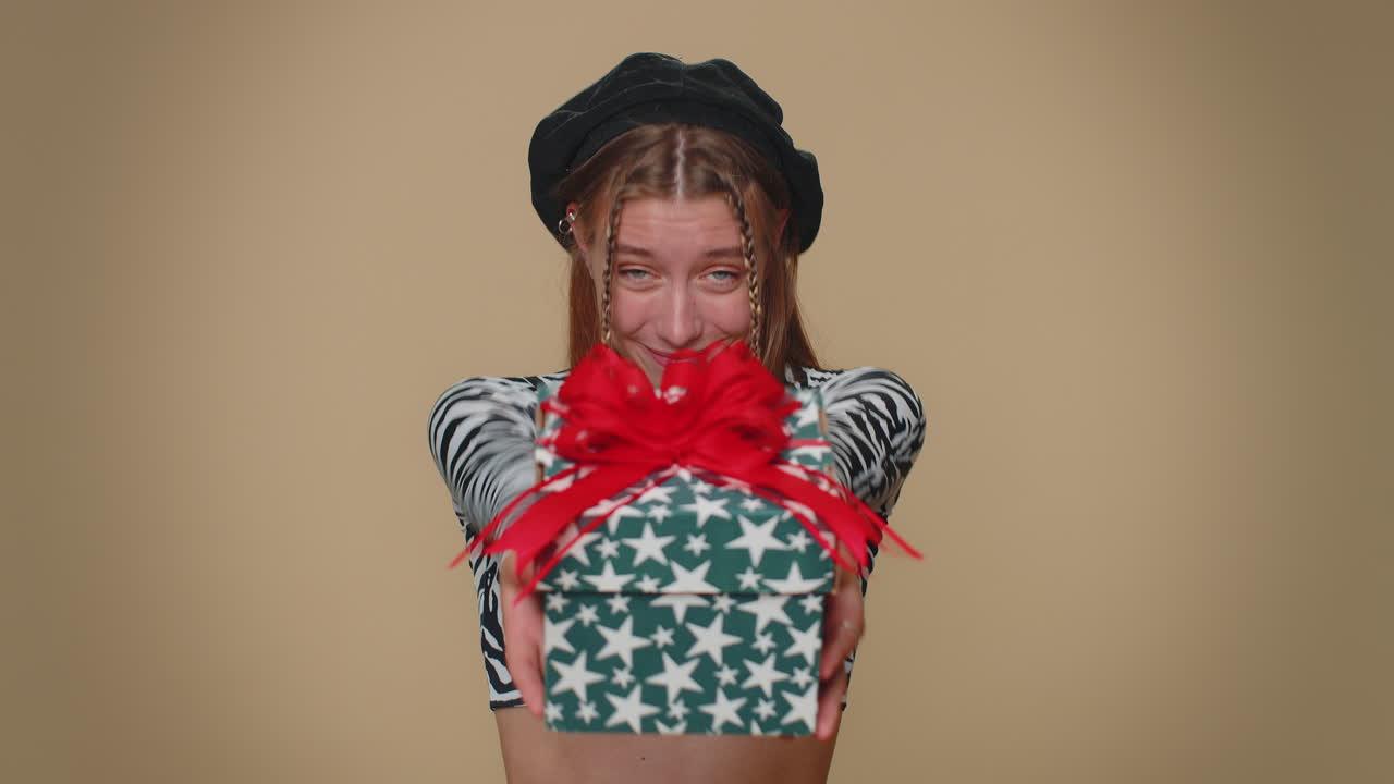 예쁜 여자가 생일 선물 상자를 선물하고, 포장된 선물을 제공합니다. 경력 보너스, 축하 파티