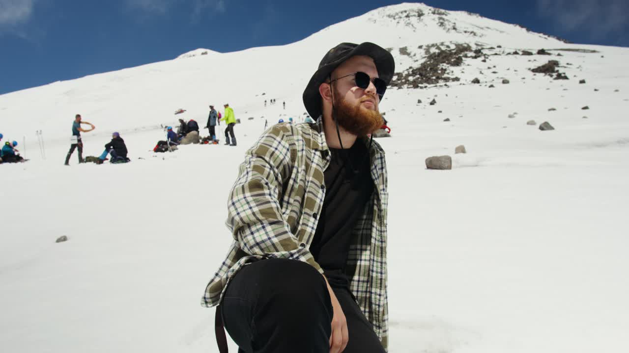 눈 인 산 에서 산책 하는 사람